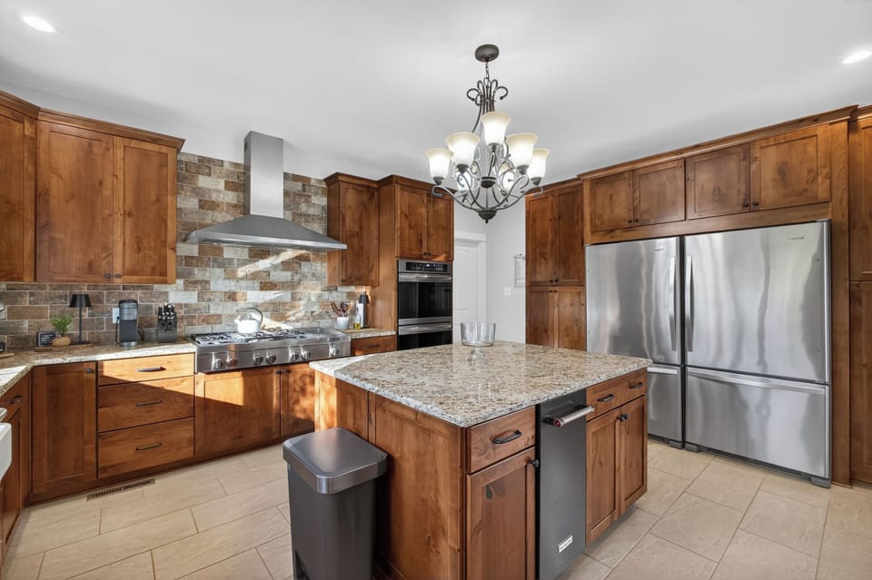 Oversized island with endless prep space