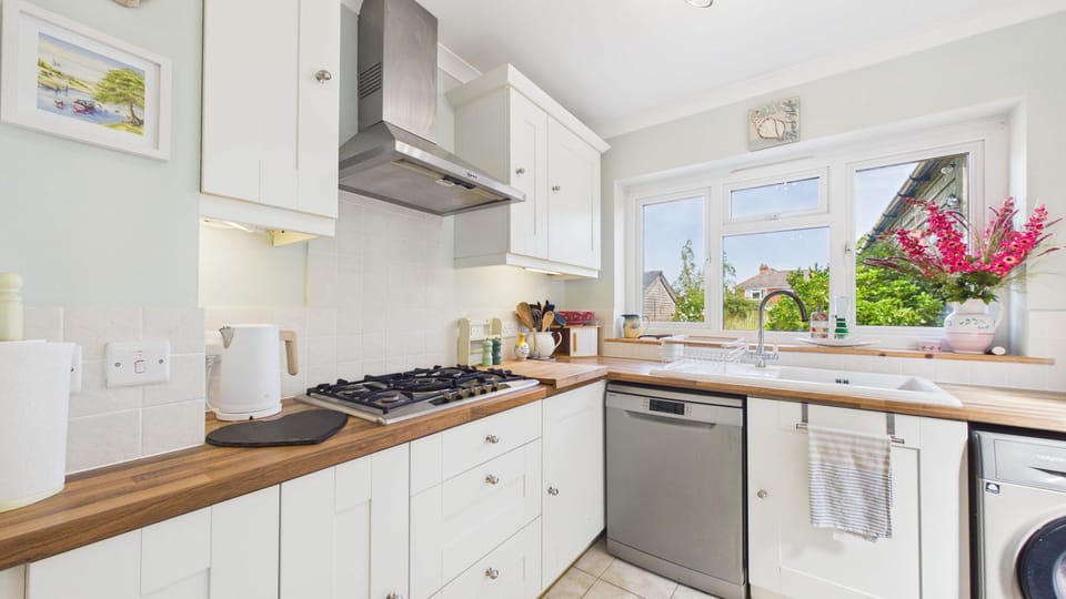 Spacious self-catering kitchen with wooden worktops 
