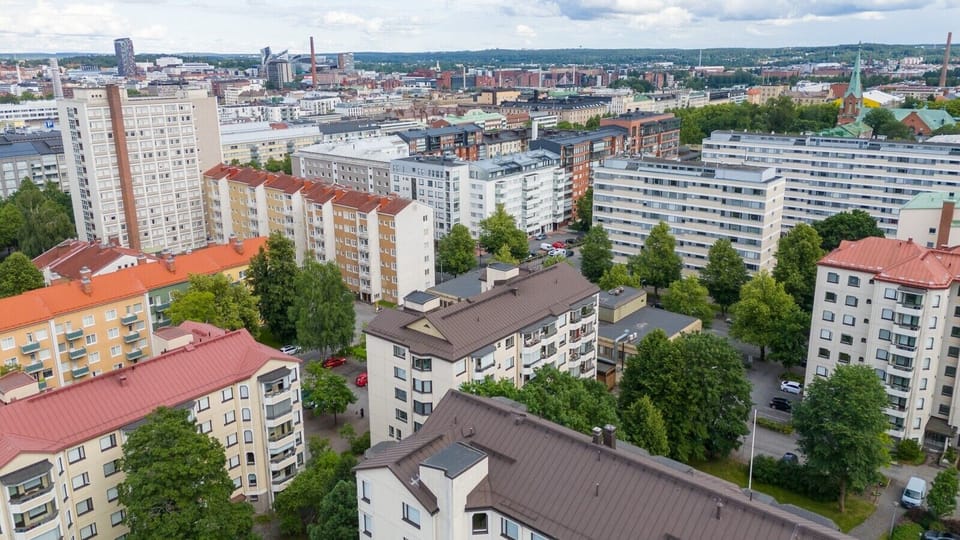 A stunning view over the city rooftops featuring the iconic Näsinneula observation tower and the beautiful lake Näsijärvi in the background. Experience the best of Tampere right from your neighborhood.