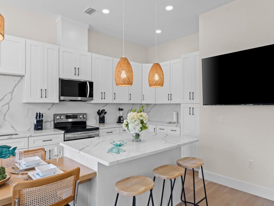 Fully Equipped Kitchen - Island and Stainless Steel Appliances - Second Floor