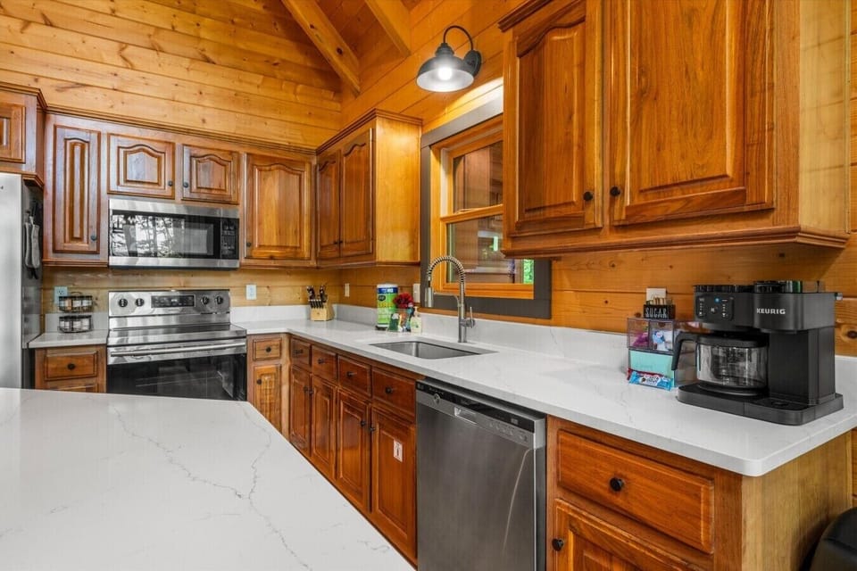 Sevierville-Cabin-Honeysuckle-Haven-Interior-Kitchen (3)
