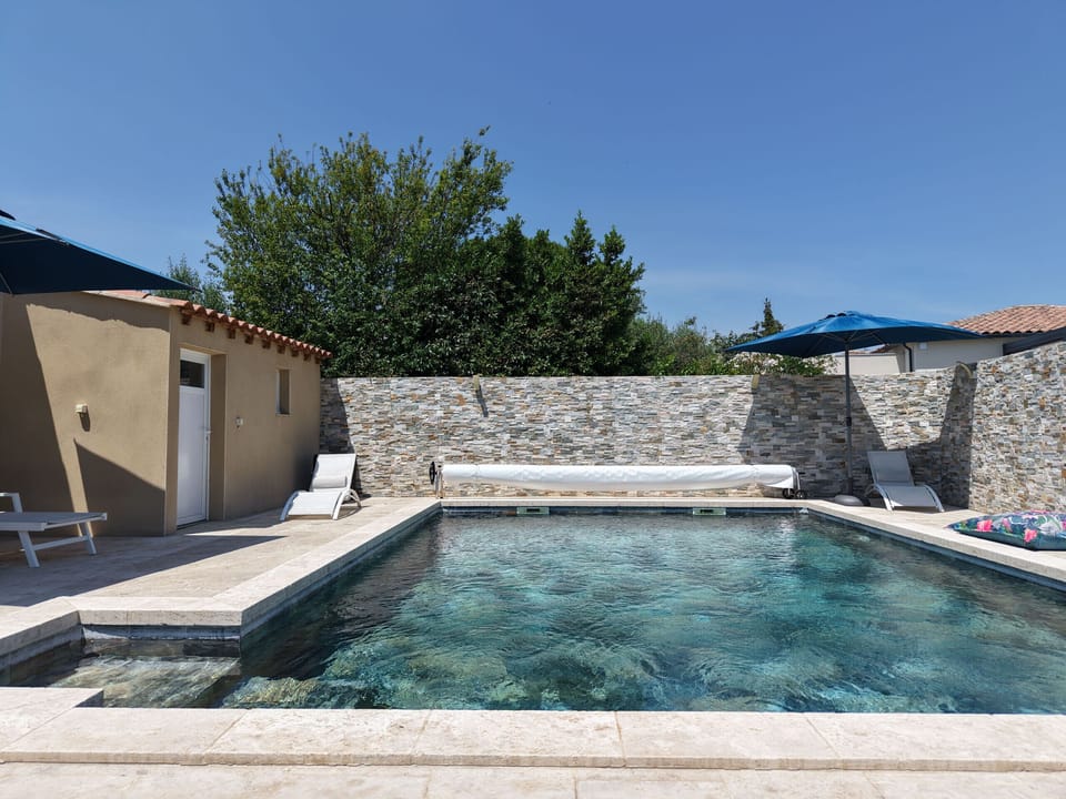 Holiday rental in Salon-de-Provence: large family villa with air conditioning, heated pool and all modern comforts for up to 12 guests. Book your stay online with Plaisirs & Maisons de Provence.