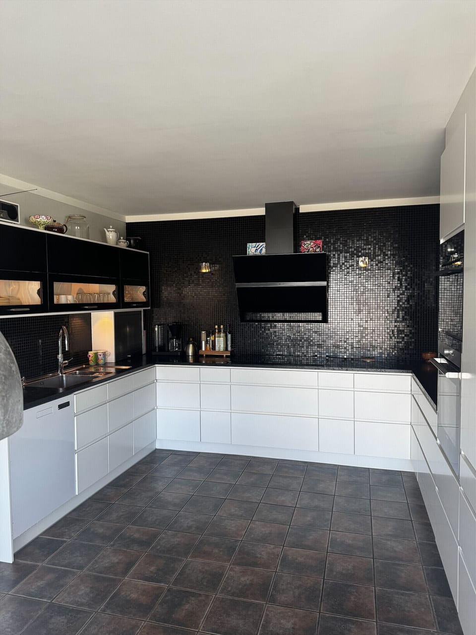 Modern and fully equipped kitchen