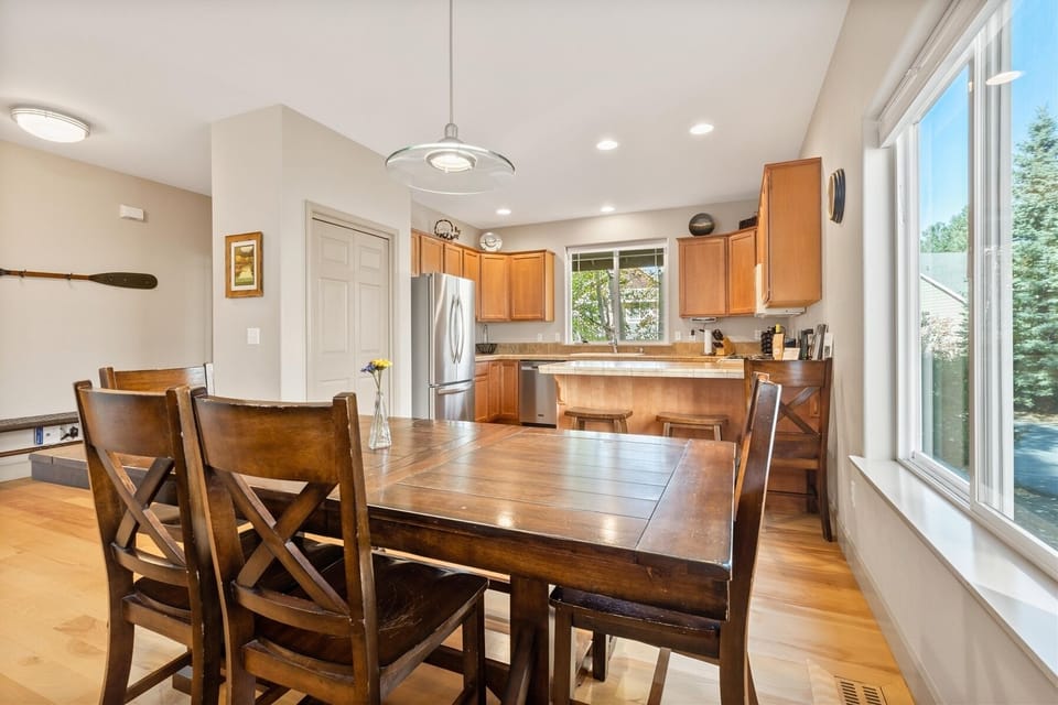 Gather comfortably with dining table space for 6 guests and bar seating for 2.