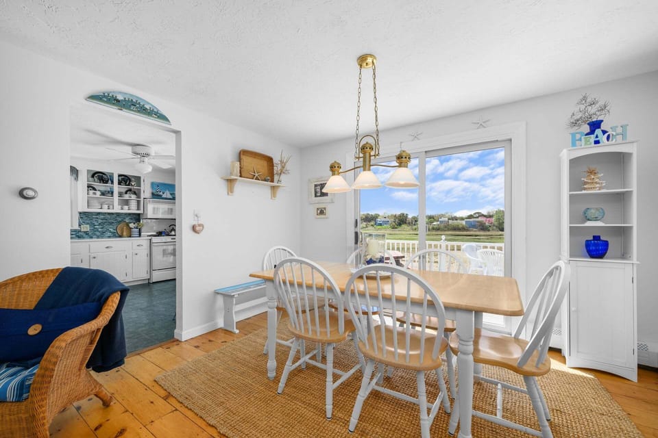 Dining area with seating for 6