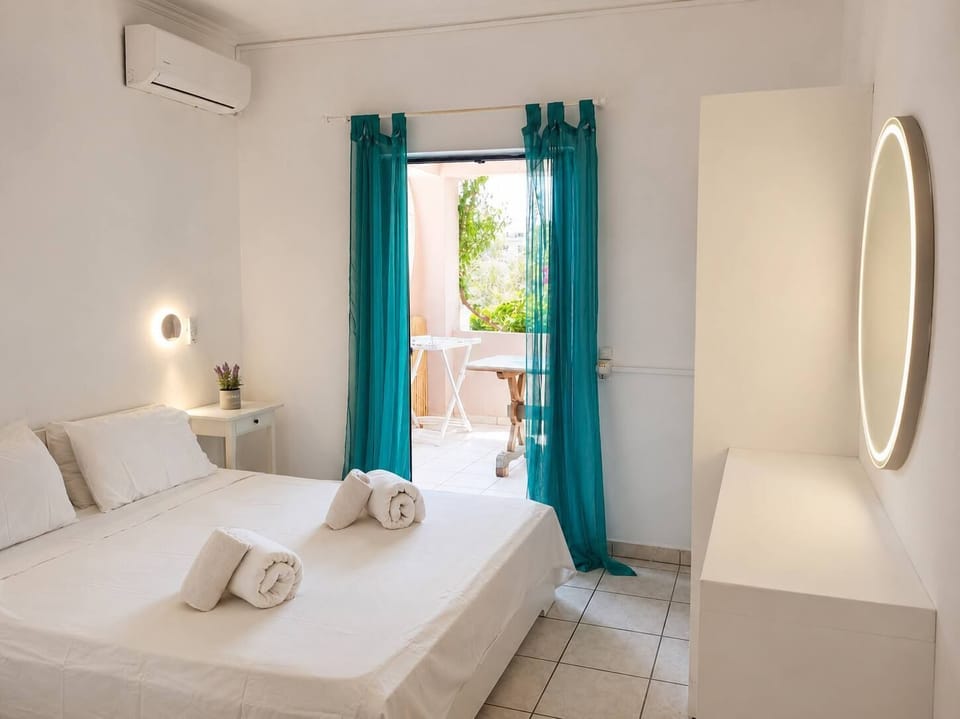 Wake up to natural light and a calming atmosphere, with direct access to the outdoor area that invites you to enjoy the relaxed pace of Alykes.