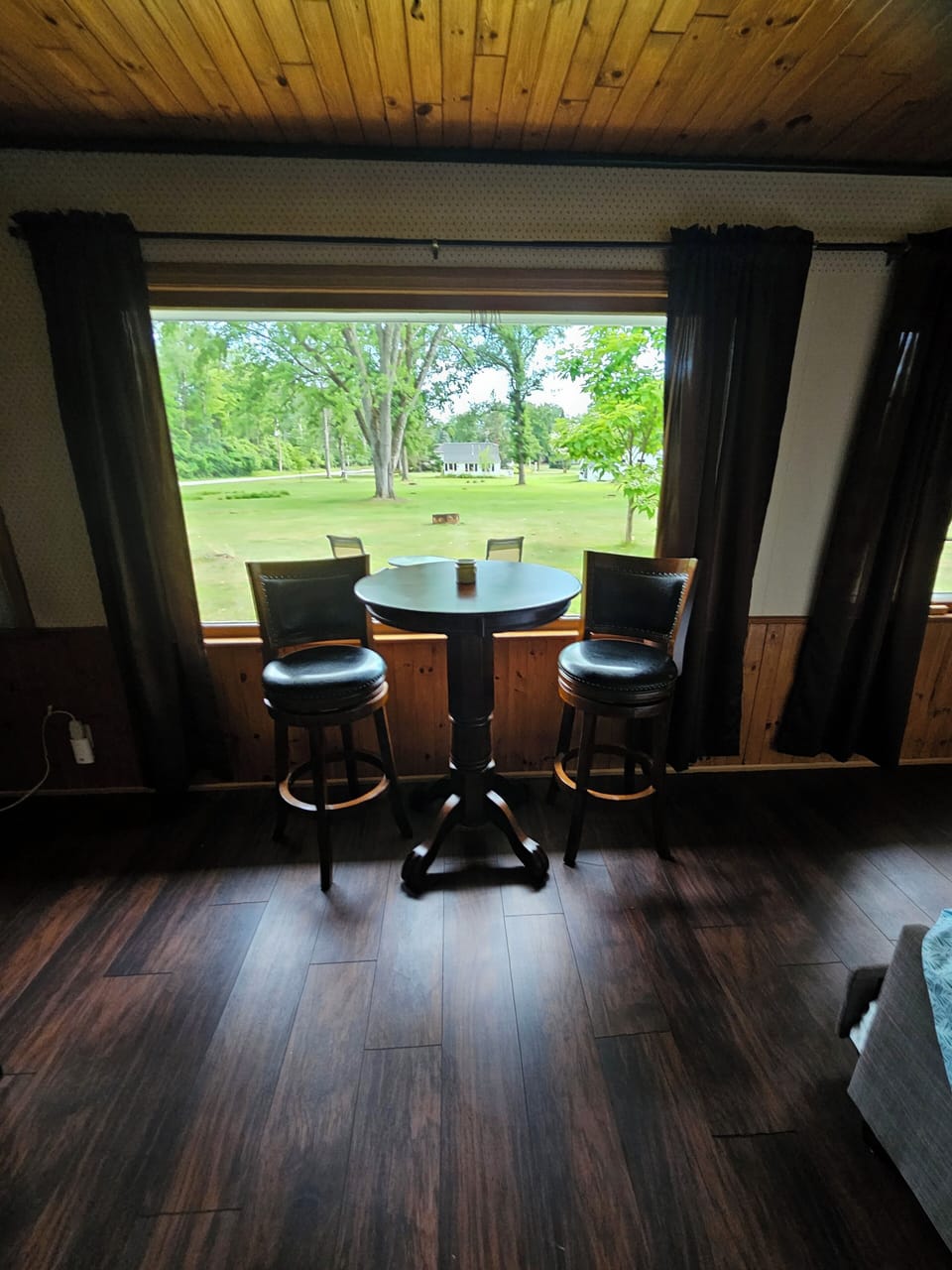 pub table in den