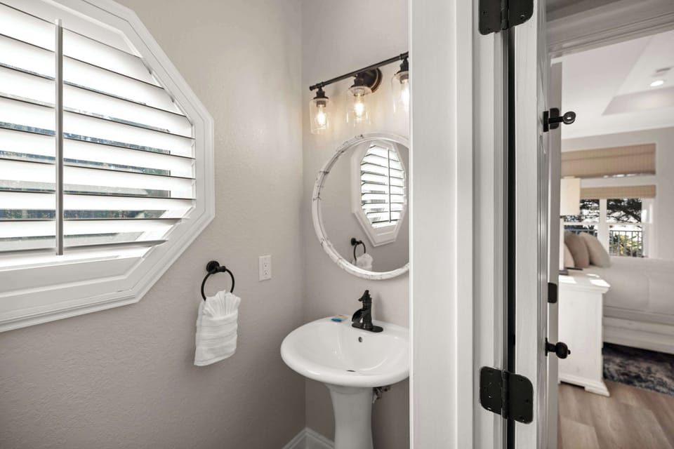 Half bathroom 1