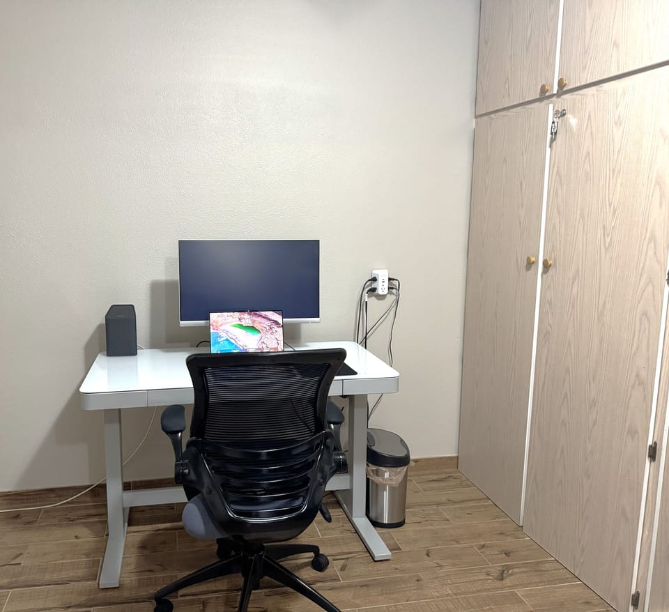 Hi-low desk with monitor for digital nomads
