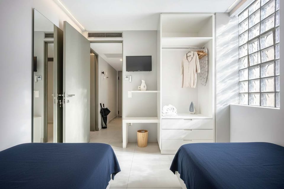 Smart storage, warm daylight, and intuitive layout provide travelers with effortless comfort and convenience.