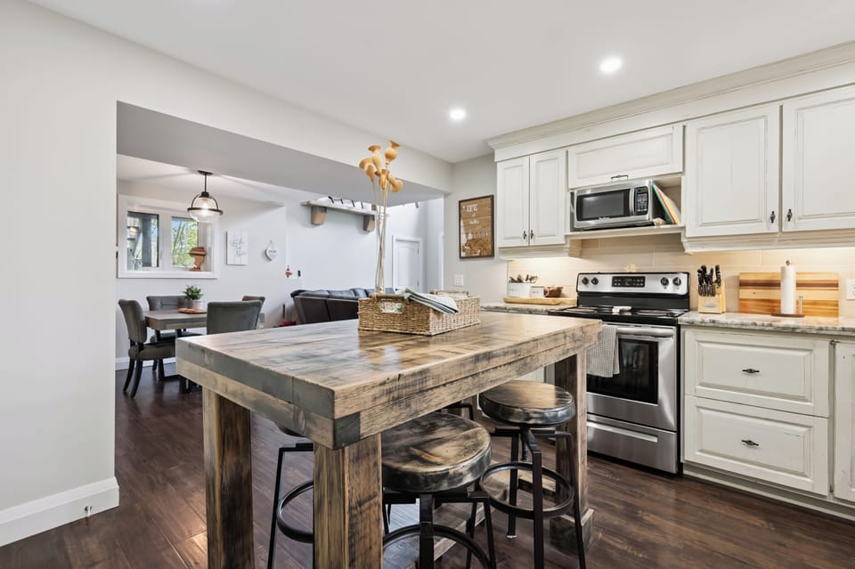 The fully equipped kitchen offers everything needed to prepare family meals, from quick breakfasts to memorable dinners.