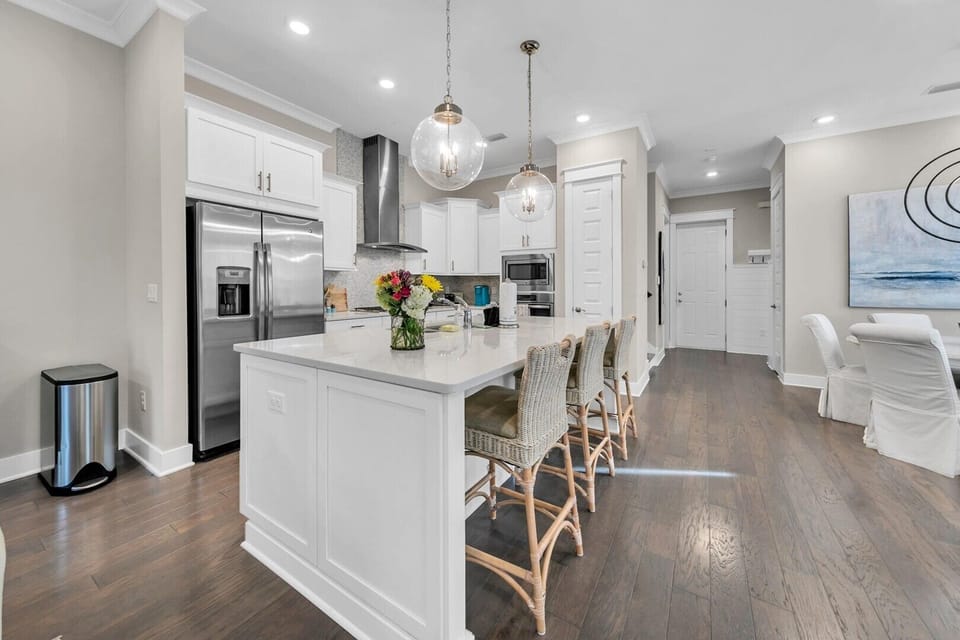 Kitchen with Breakfast Bar
