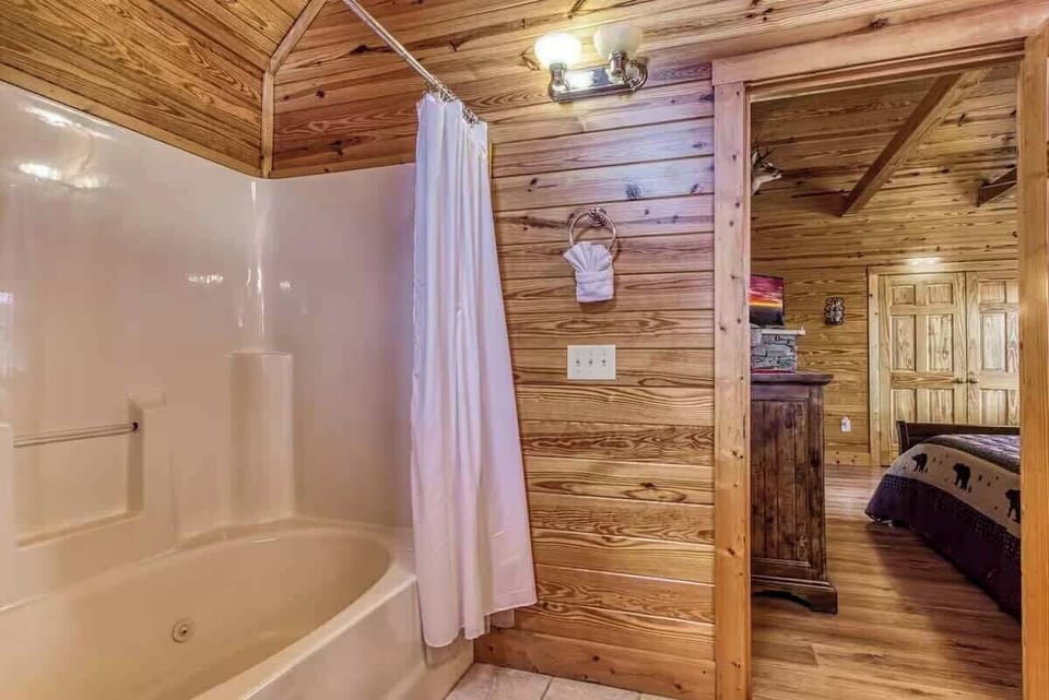Upper Level En Suite Master Bathroom