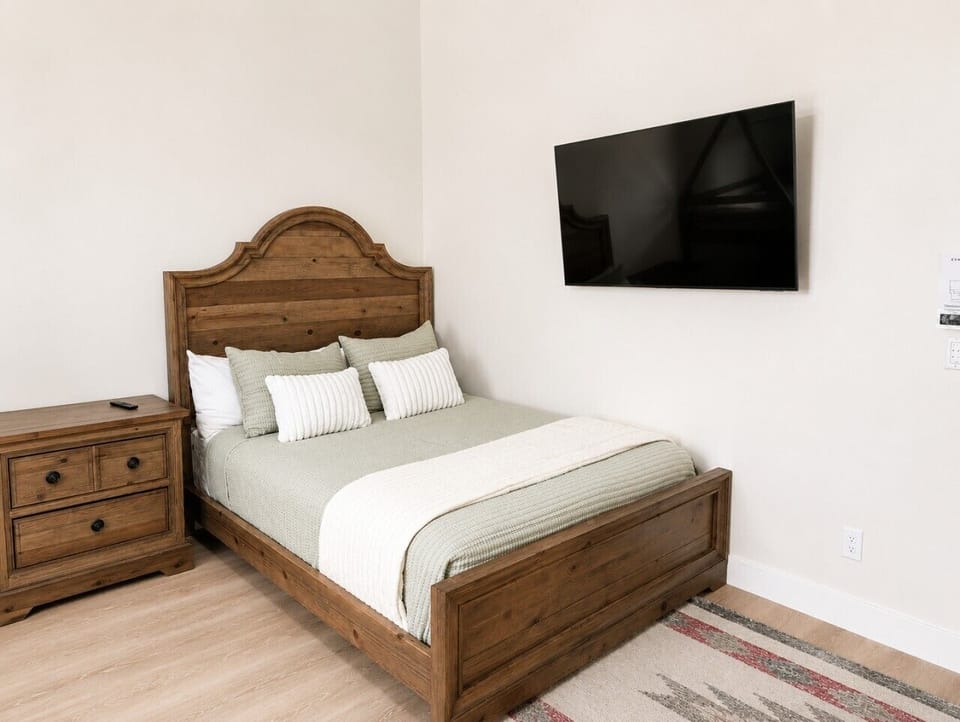 Upstairs Bedroom - Queen bedroom & double bunkroom