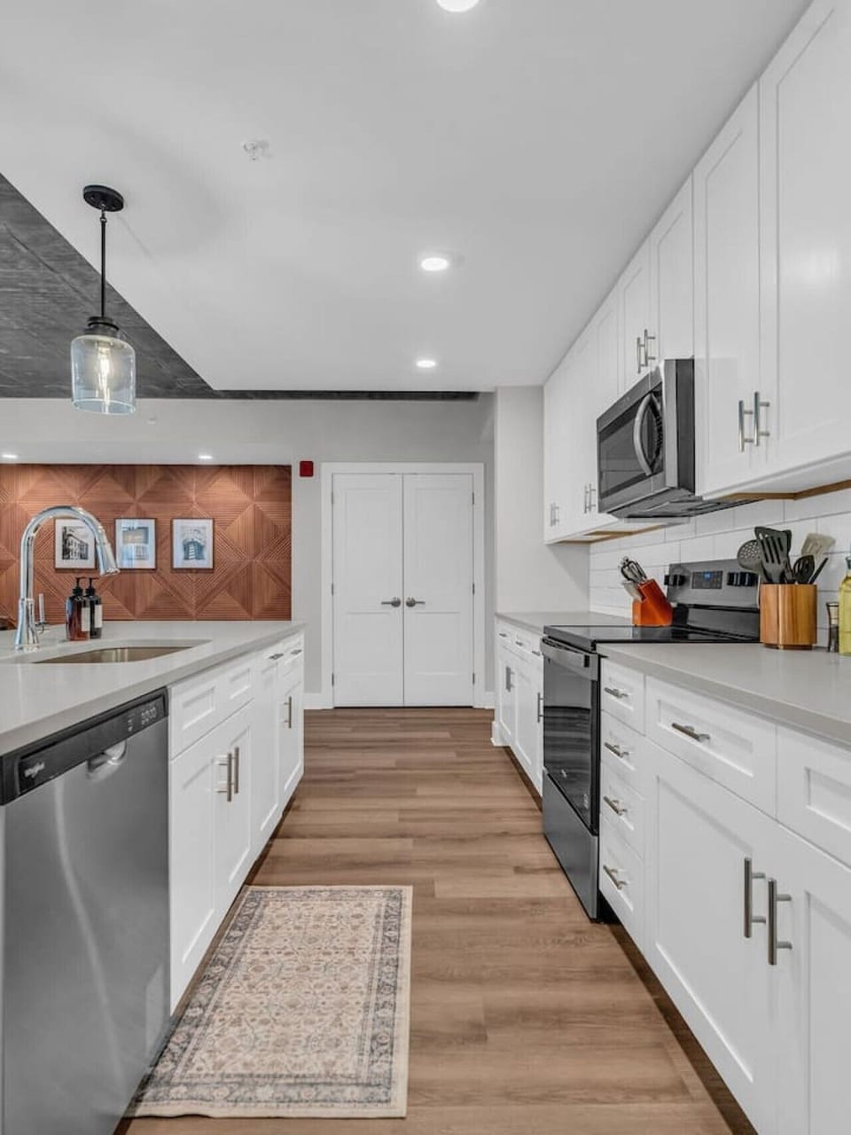 Kitchen: Modern elegance meets functionality in this sleek, stylish culinary haven!