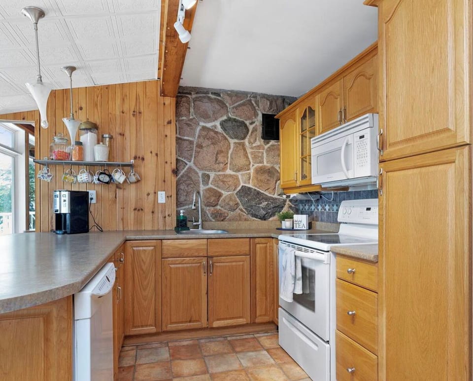 Kitchen with Lakeview