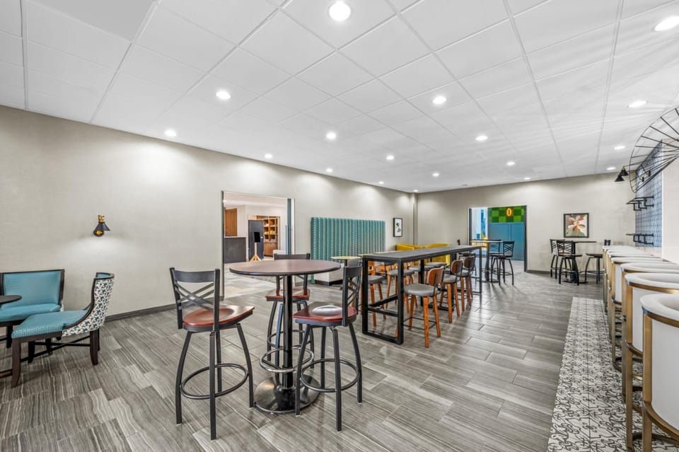 Onsite bar/restaurant