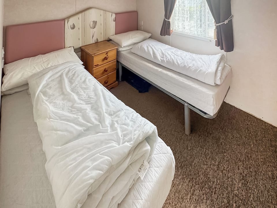 Twin bedroom | Damson Green 64 - Grand Coastal retreats, Exmouth