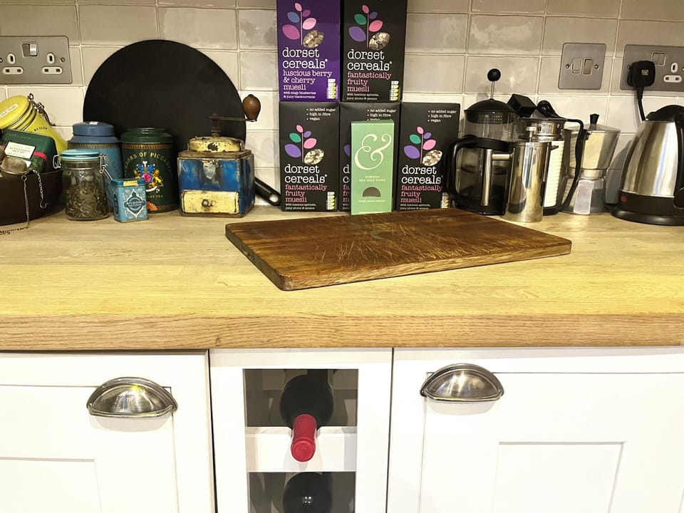 Lots of loose leaf teas + infusions in corner