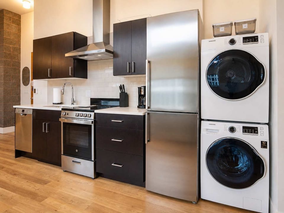 Full kitchen with washer dryer!