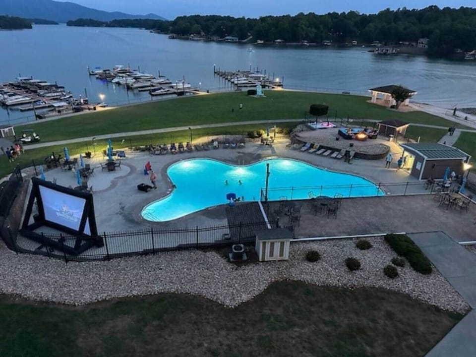 Enjoy stunning lake views from the second pool steps from the condo with a relaxing hot tub for the ultimate wind-down. You'l alsol find a sandy beach area by the lake—perfect for sunbathing, swimming, or enjoying a peaceful sunset by the water.

