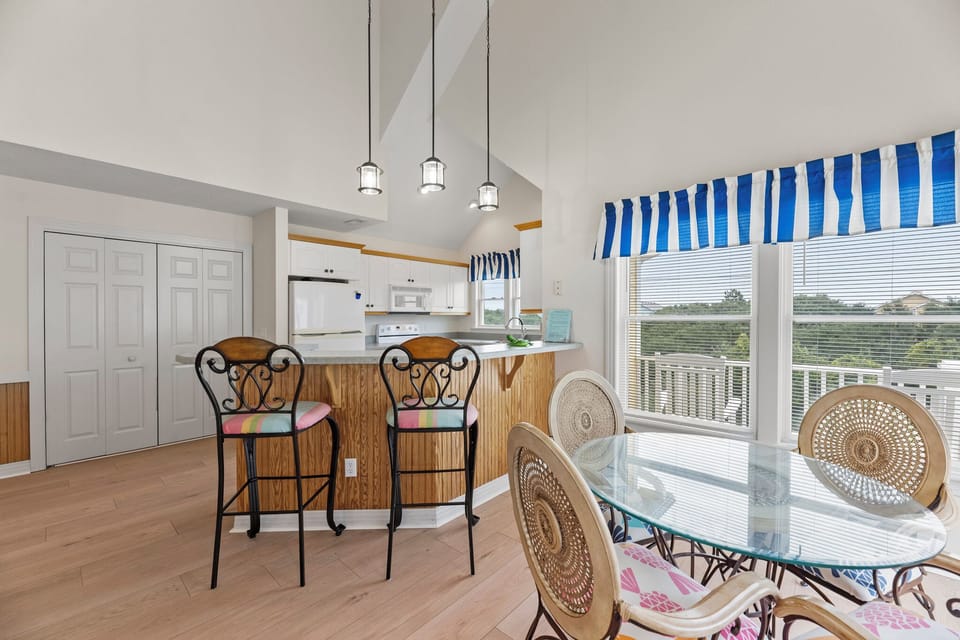 HK32: New Wave | Mid Level Dining Area and Kitchen