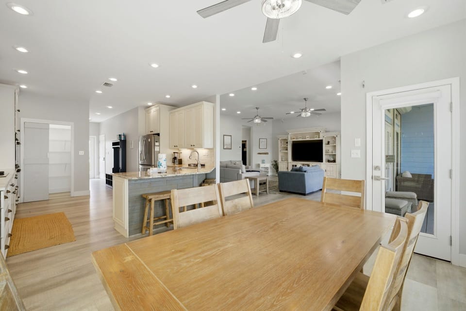 Open Concept Living Room, Dining Room & Eat-In Kitchen