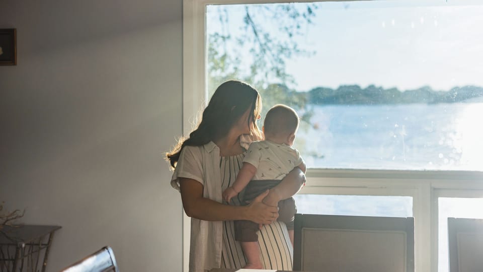 Every glass window offers a view of the lake, bringing the peaceful waterfront scenery right into the space.