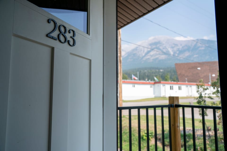 Rocky Mountain peaks visible right from your door 