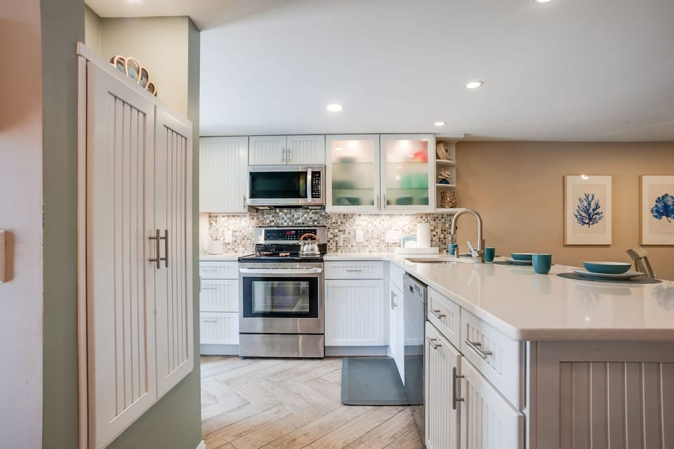 Cook, Dine & Unwind: Your Fully Stocked Kitchen Awaits!  Bright & Beautiful!