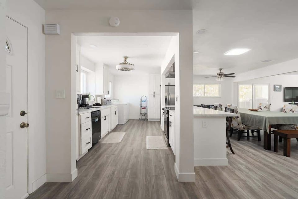 Open layout connecting kitchen and dining 🍽️✨