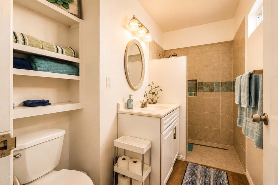Modern bathroom with sleek walk-in shower 🚿✨