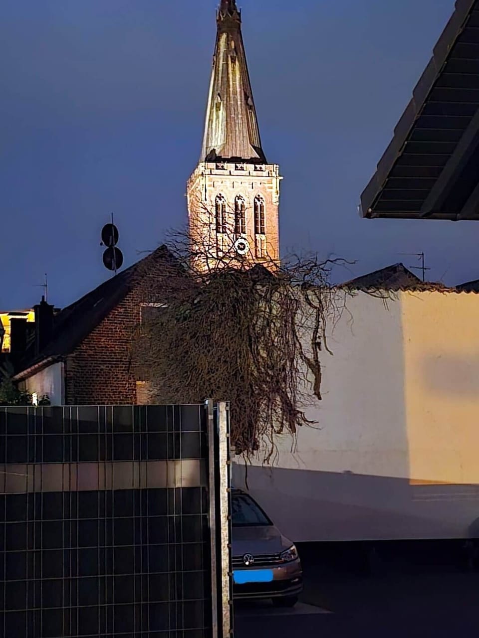 Abendlicher Logenplatz: Genießen Sie den exklusiven Blick auf den beleuchteten Kirchturm direkt von Ihrer privaten Terrasse aus. Für Ihre Abendstunden im Herzen der Stadt.
