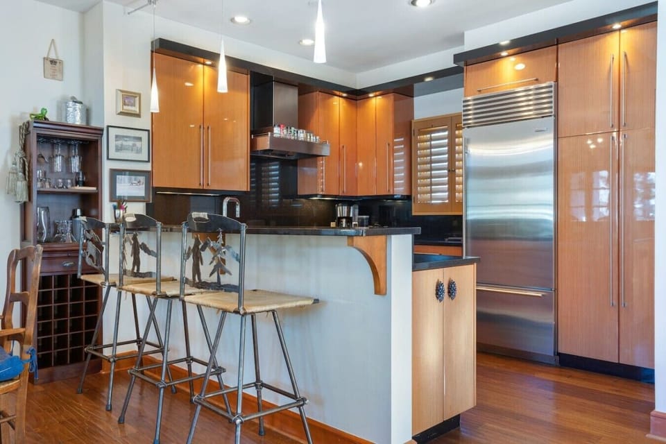 Fully equipped kitchen with bar seating