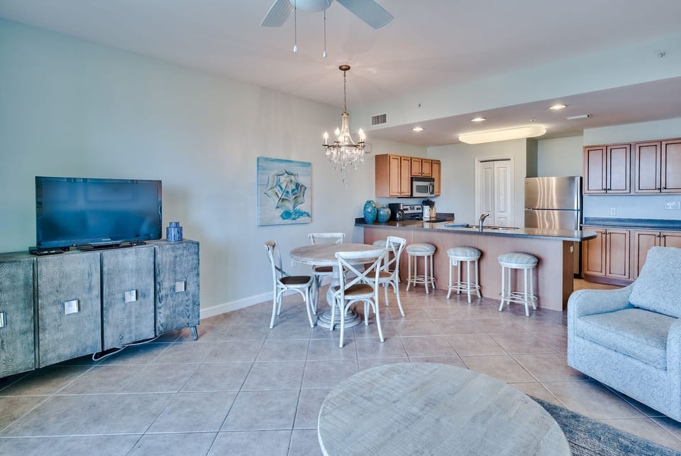 Lots of sitting in family room and also for dining in