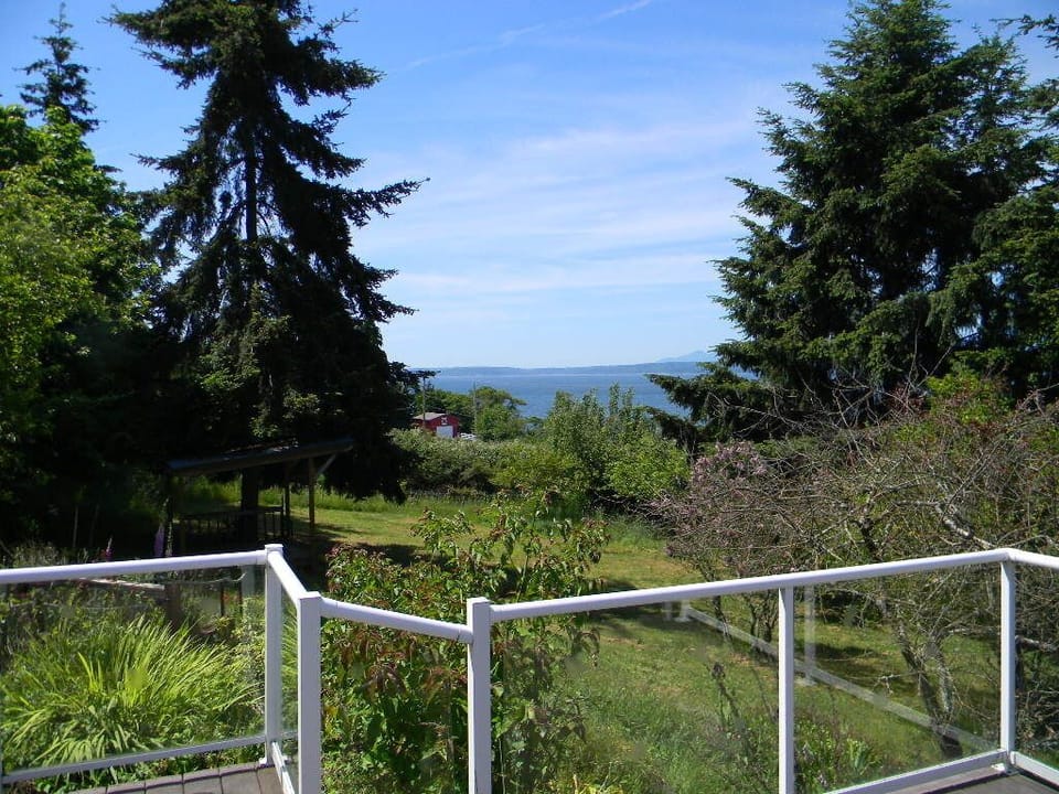 Spectacular views, lawns, decks and gardens