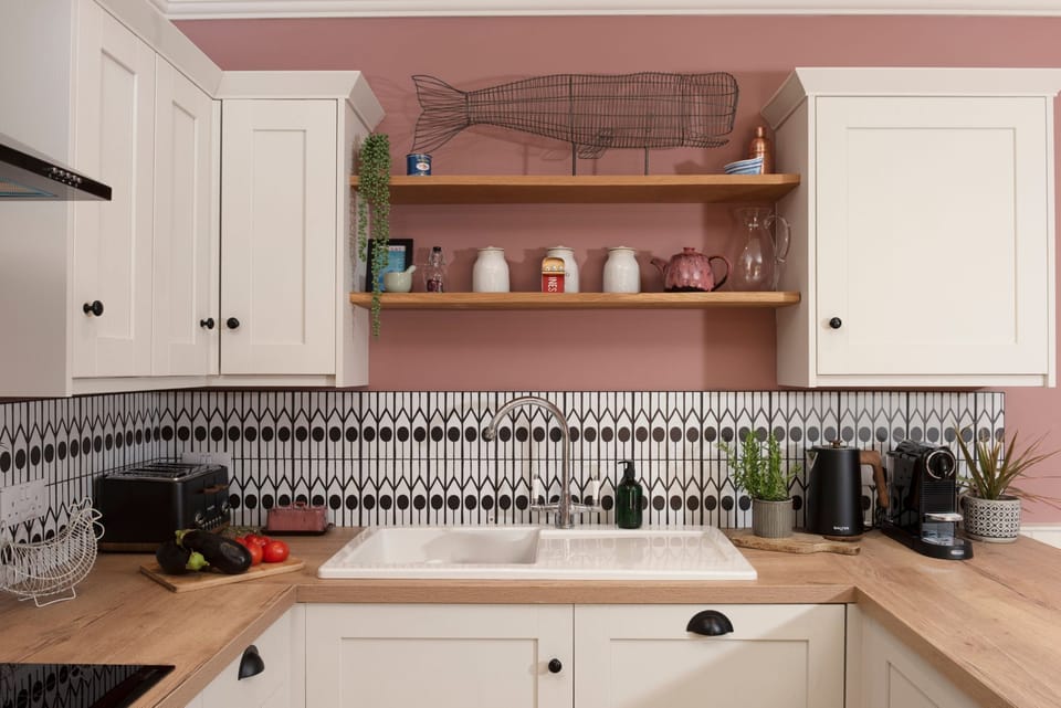 Kettle, toaster, coffee machine, kitchen sink - Sandy Boobies