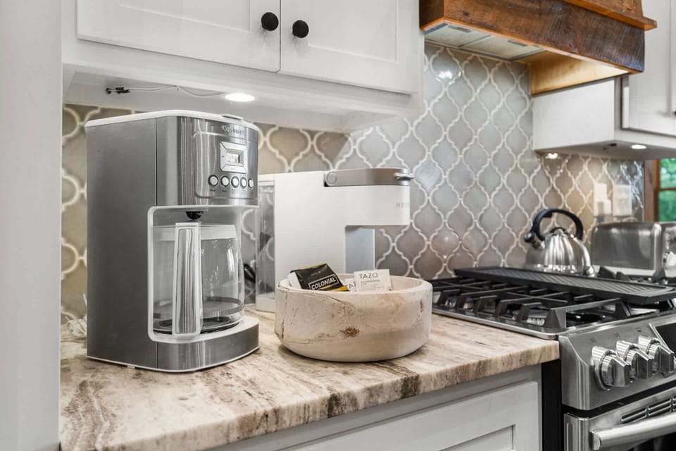 DUAL COFFEE MAKER OPTIONS 
(12-Cup Ground Coffee Carafe w/Flat Bottom Filters & Single-Serve K-Cup Pods)