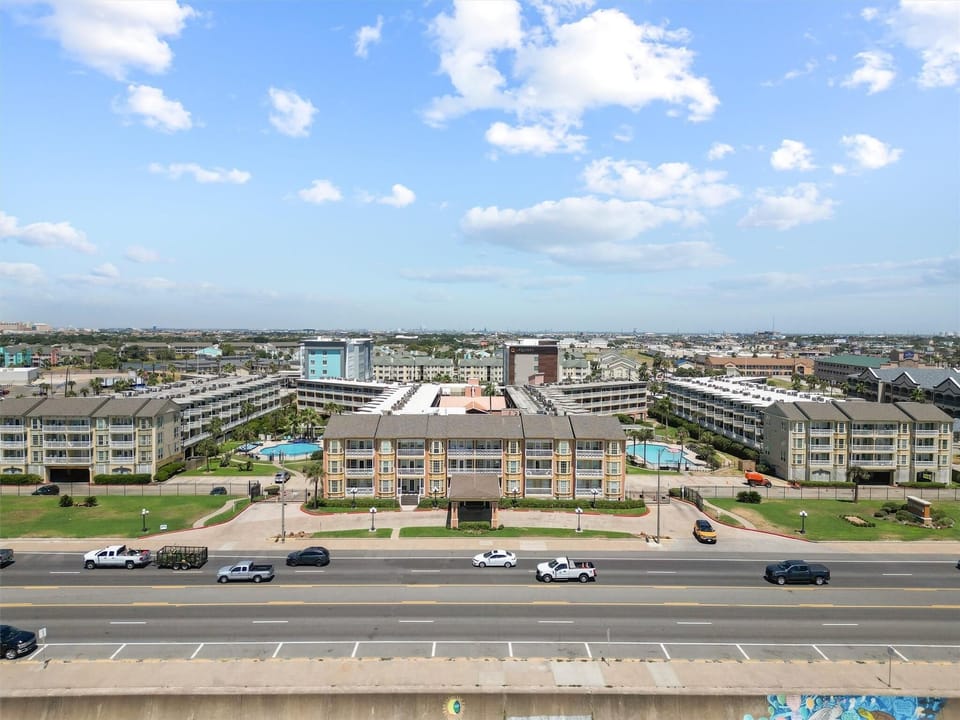 You can see both pools at the complex here