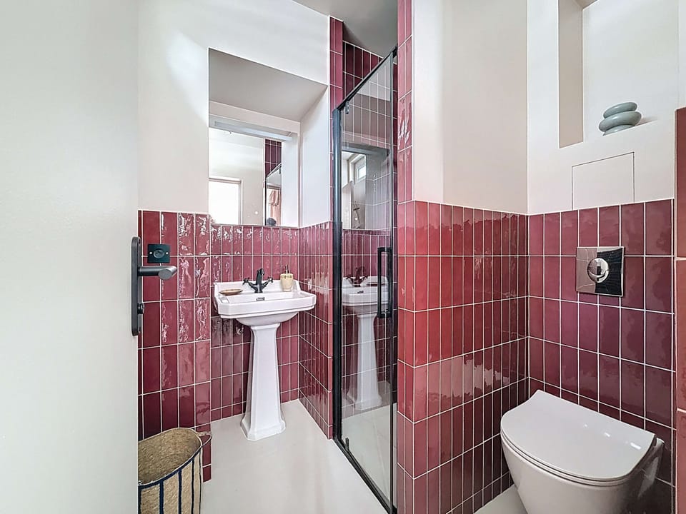 Salle de bain complète avec douche et toilette