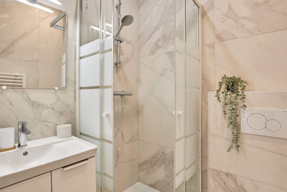 Salle de bouche complète avec toilette