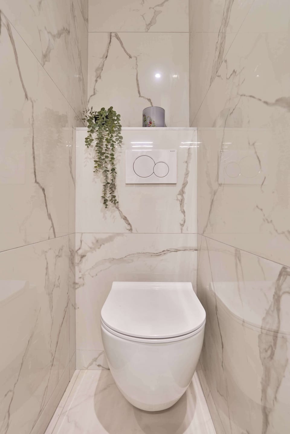 Salle de douche complète avec toilette