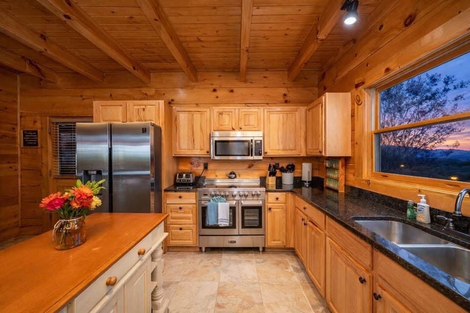 kitchen - Fully equipped kitchen for your whole group—cook, gather, and enjoy meals together with ease