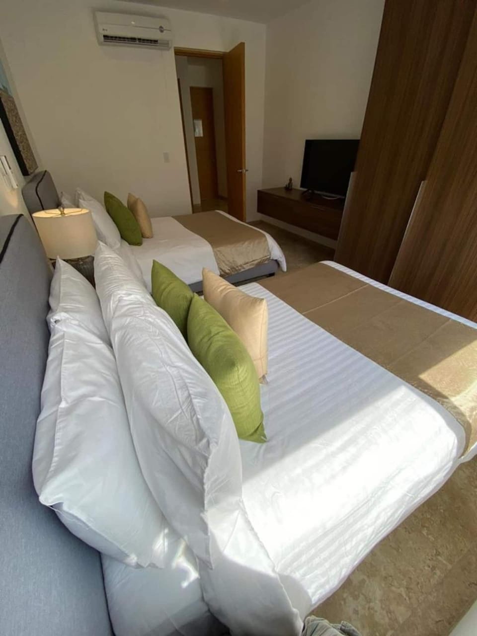 En el sitio,Area de estar,Área y comodidades,Cama,Detalle decorativo,Foto de toda la habitación,TV y multimedia,Ubicación,Vista (de la propiedad / habitación)
