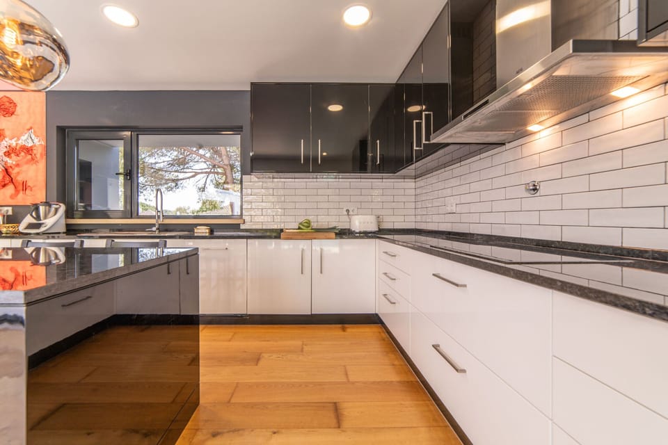 Kitchen with island — Villa Solare, holiday villa with heated pool frontline to Quinta do Perú golf, Azeitão near Lisbon