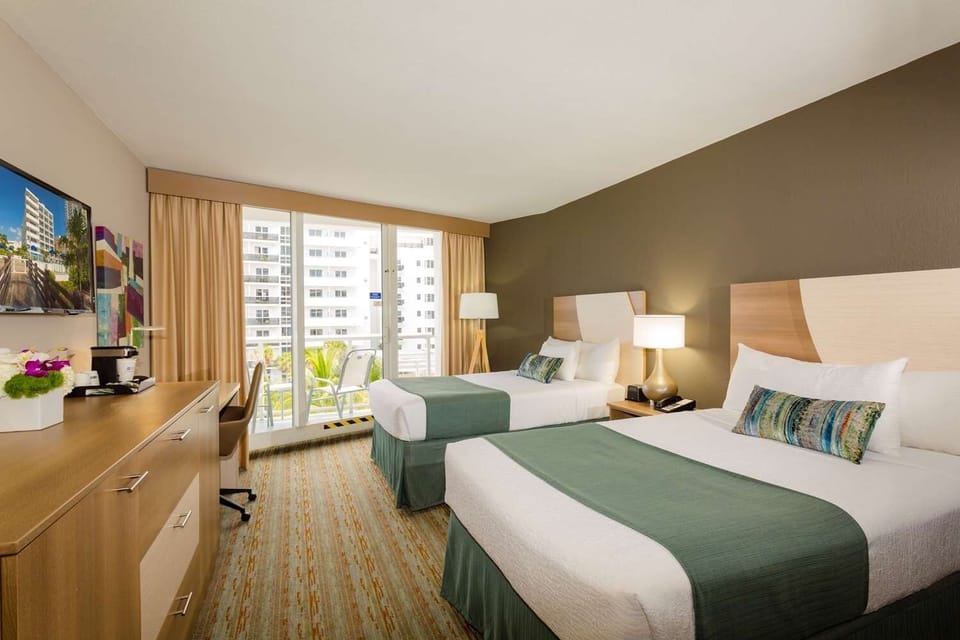 Spread out in a bright double-room with balcony breeze.