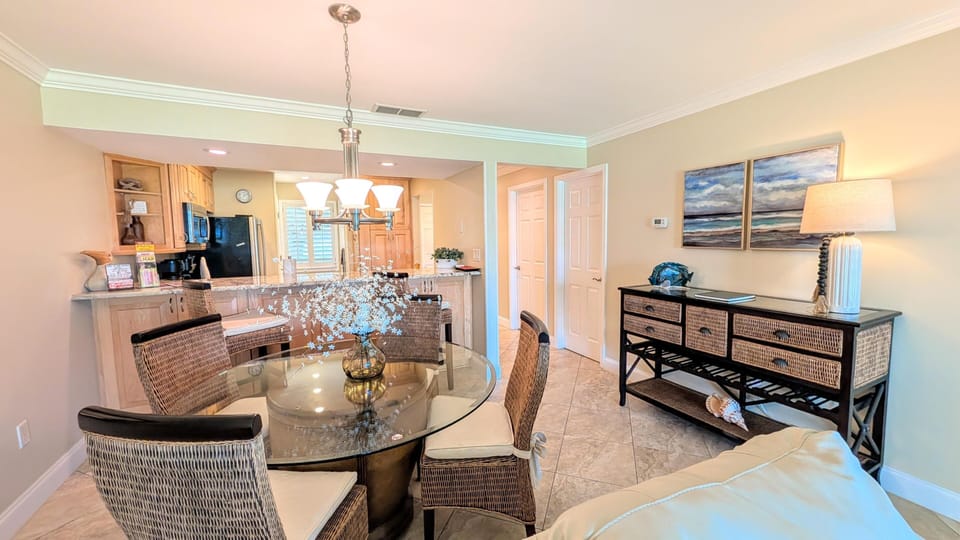 Dining/Kitchen Bar