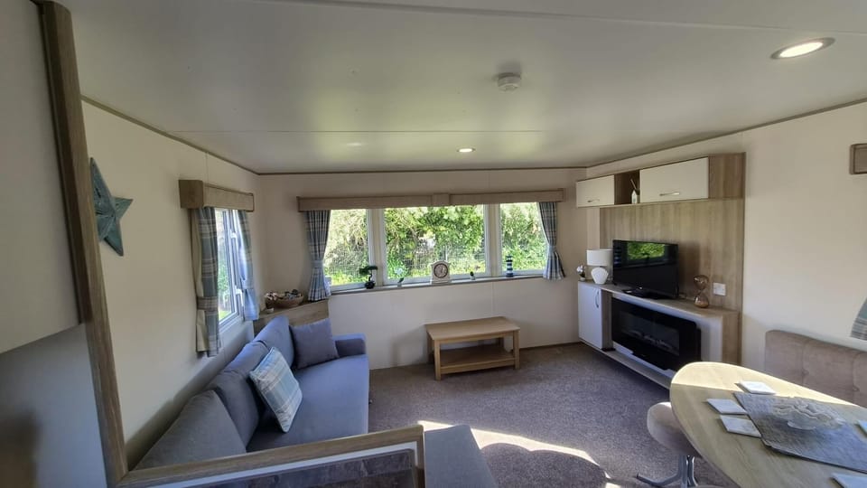 The lounge in this caravan is the place to be to relax, with its large windows it is flooded with lots of natural light. Grab a book and get cosy on the sofa for a chilled afternoon in in Kent.