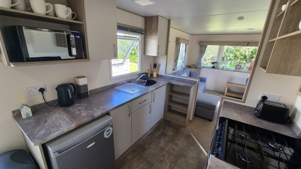 The kitchen in this lovely caravan is the ideal place to prepare a family meal. Stop at the local supermarket on your way to Kent and fill the cupboards with your favourite snacks and treats.
