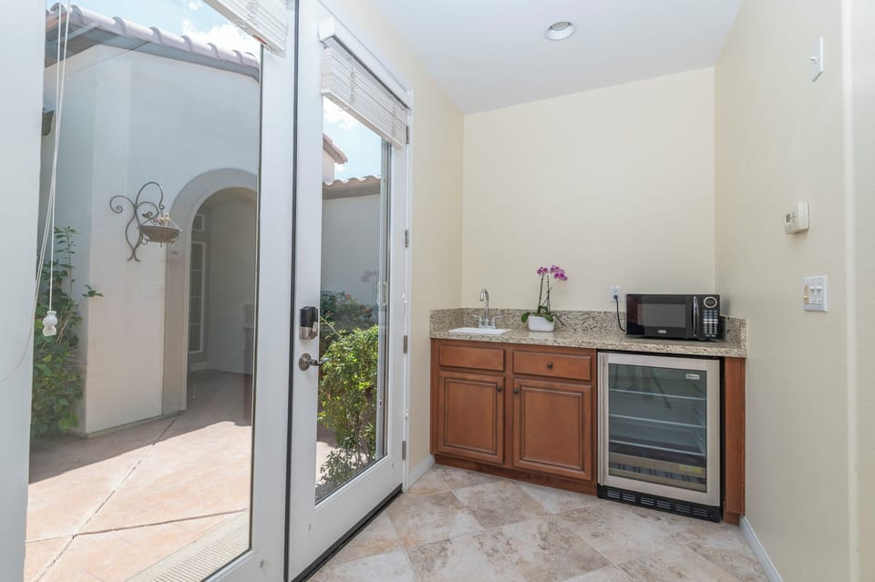 CASITA - KITCHENETTE, BEVERAGE CENTER, BAR SINK AND MICROWAVE GRANITE COUNTER